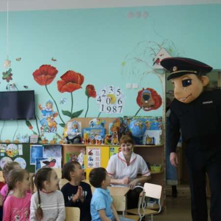 Капитан Помогайкин поблагодарил маленьких художников за участие в конкурсе «Полиция глазами детей»